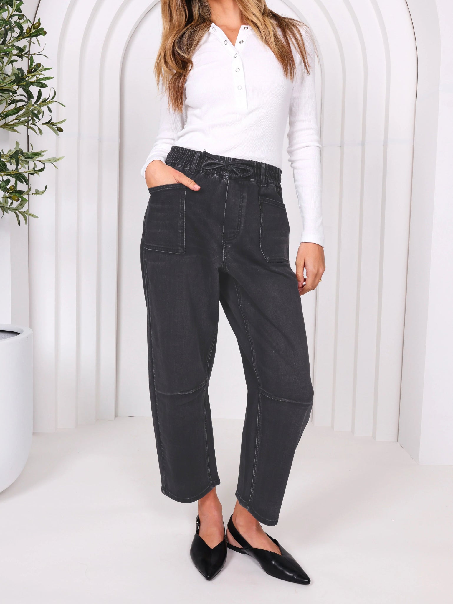 Leo Barrel Jeans (Black) - Something For Me​​